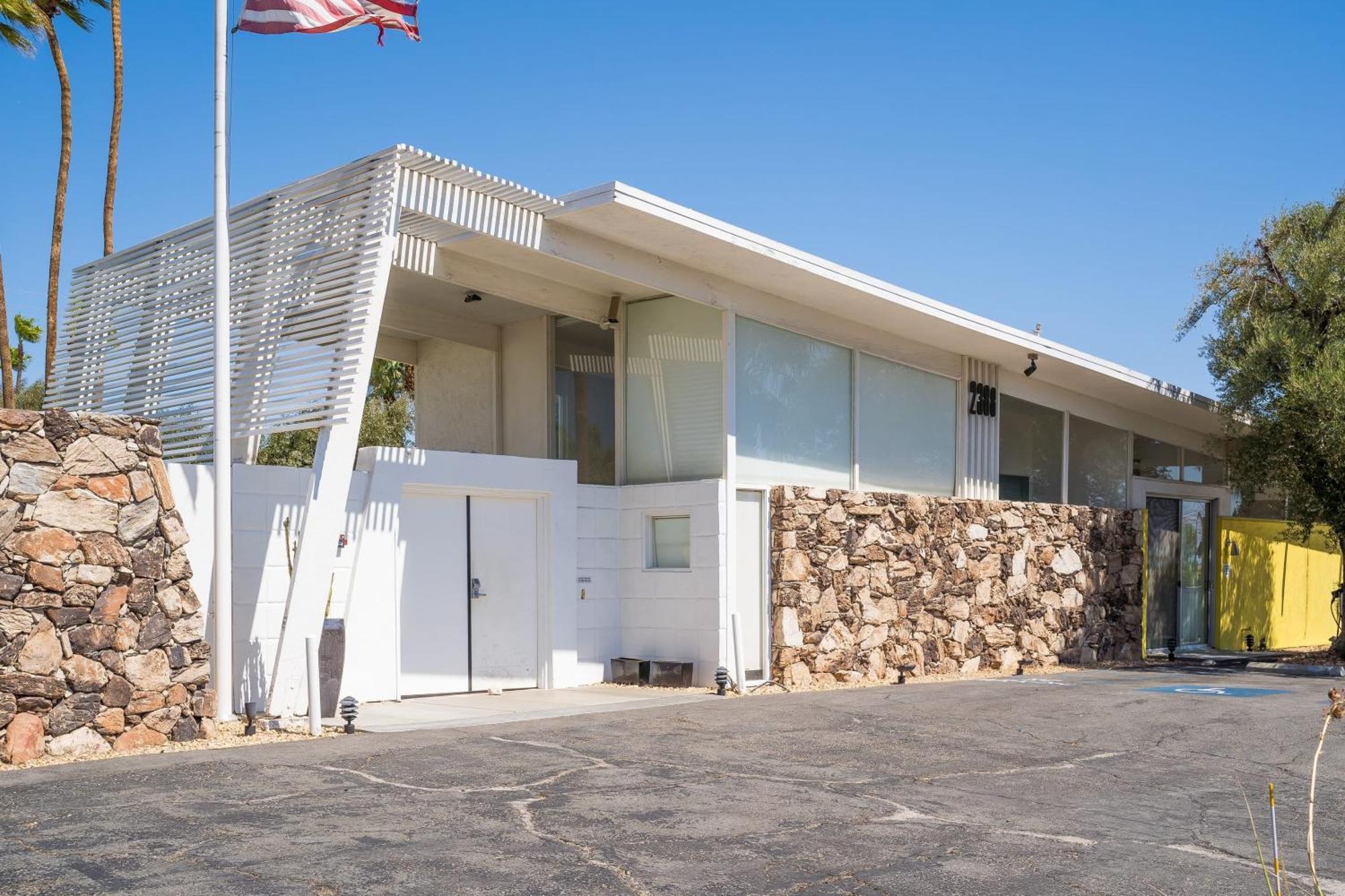 Monkey Tree Hotel By Avantstay Stylish Hotel In Palm Springs W Pool Exteriör bild